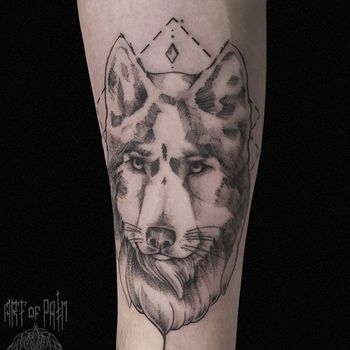 Татуировка мужская графика на предплечье волк и узор