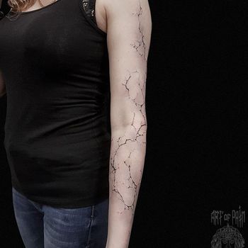 Татуировка женская реализм на руке трещина