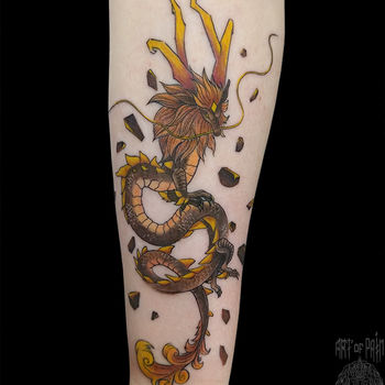 Татуировка женская графика на предплечье желтый дракон