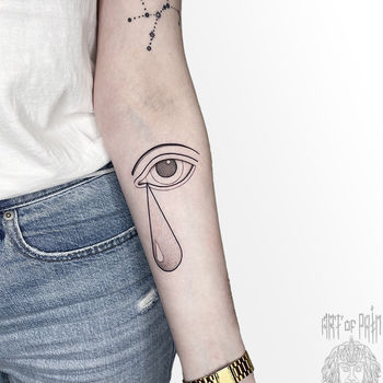 Татуировка женская графика на предплечье глаз и слеза