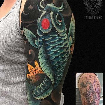 Татуировка мужская Япония на плече синий карп