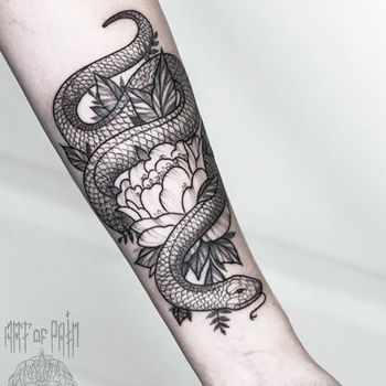 Татуировка женская графика на предплечье змея и цветок