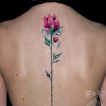  Татуировка женская акварель на спине цветок