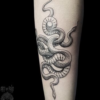 Татуировка женская графика на предплечье две змеи