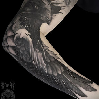 Татуировка женская реализм на руке ворона 