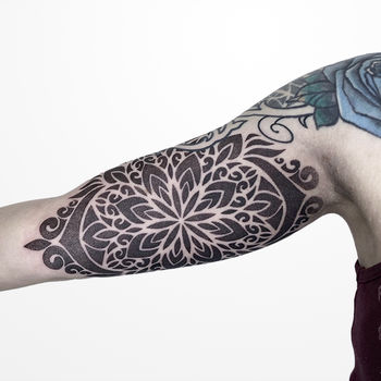 Татуировка женская орнаментал на руке мандала