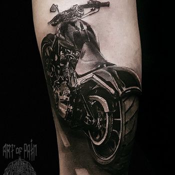 Татуировка мужская black&grey на предплечье мотоцикл