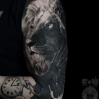 Татуировка мужская реализм на плече лев и птица с часами