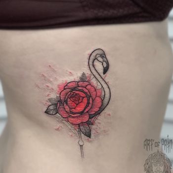 Татуировка женская графика на богу фламинго