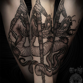 Татуировка мужская графика на предплечье змея и посох