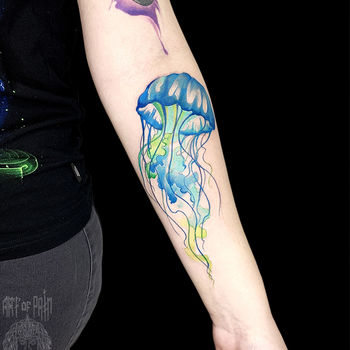 Татуировка женская акварель на предплечье медуза