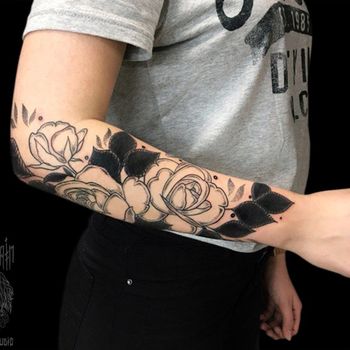 Татуировка женская графика на предплечье розы