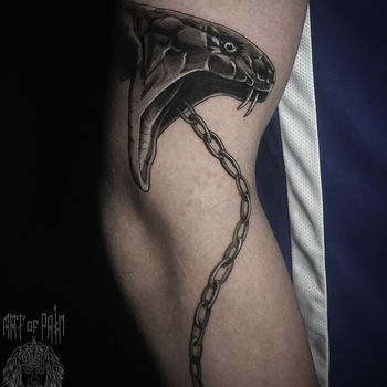 Татуировка мужская реализм на руке змея на цепи