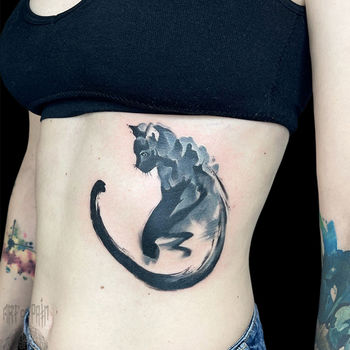 Татуировка женская акварель на боку кошка