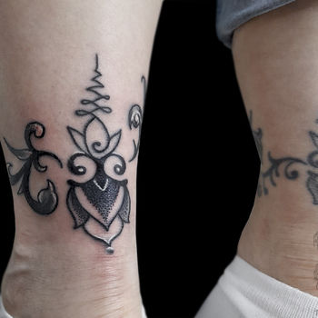 Татуировка женская графика на щиколотке узор (на двух ногах)