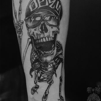 Татуировка мужская графика на предплечье скелет
