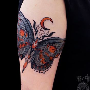 Татуировка мужская нью-скул на плече бабочка