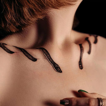 Татуировка женская графика на ключицах змеи