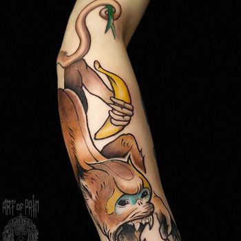 Татуировка женская нью-скул на предплечье обезьяна с бананом