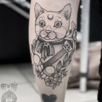 Татуировка женская графика на голени кот