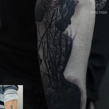 Татуировка мужская black&grey на предплечье девушка кавер