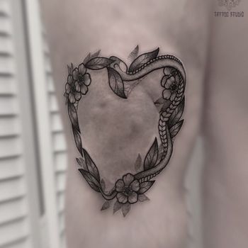Татуировка мужская графика на ноге змея и растения
