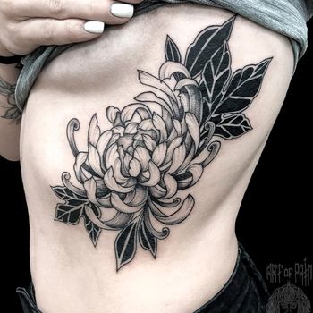 Татуировка женская графика на боку хризантема