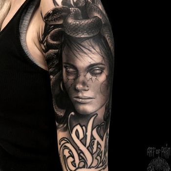 Татуировка женская реализм на плече девушка и змея