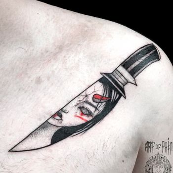 Татуировка мужская графика на ключице нож и гейша