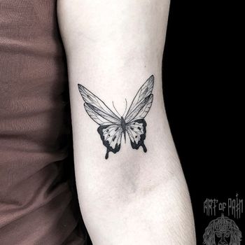 Татуировка женская графика на руке бабочка