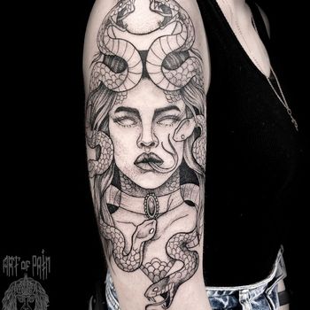 Татуировка женская графика на плече Медуза Горгона