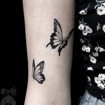 Татуировка женская графика на руке бабочки