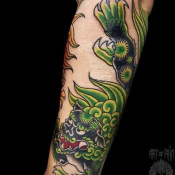 Татуировка мужская япония на предплечье зеленый лев