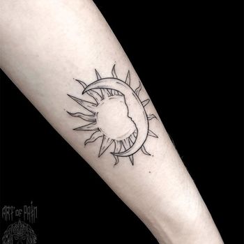 Татуировка женская графика на предплечье Солнце и Луна