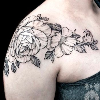 Татуировка женская графика на плече и груди цветы