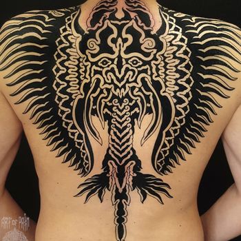 Татуировка мужская графика на спине монстр