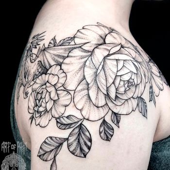 Татуировка женская графика на плече цветы и дракон
