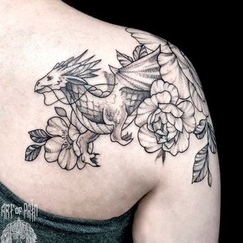 Татуировка женская графика на плече и лопатке цветы и дракон