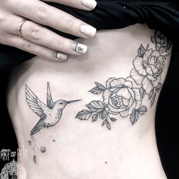 Татуировка женская графика на боку цветы и колибри