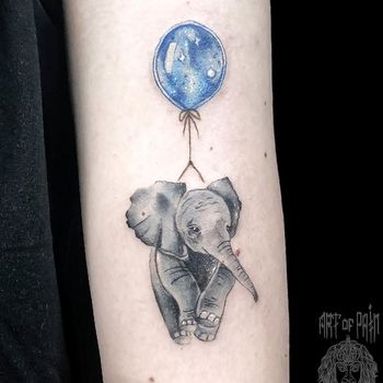 Татуировка женская графика на руке слоненок