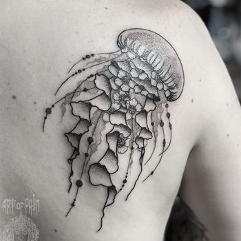 Татуировка женская графика на лопатке медуза