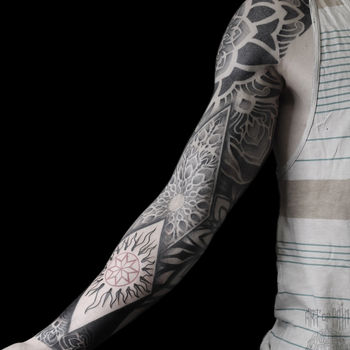 Татуировка мужская орнаментал тату-рукав мандалы и узоры