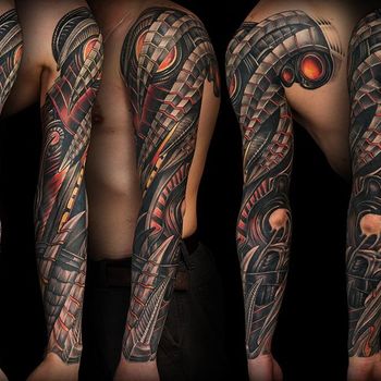 Татуировка мужская биомеханика на руке когти и механизмы