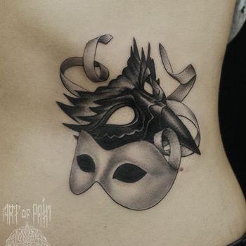 Татуировка женская Black&Grey на ребрах маски