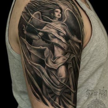 Татуировка мужская Black&Grey на плече богиня