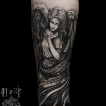 Татуировка мужская Black&Grey на предплечье девушка ангел