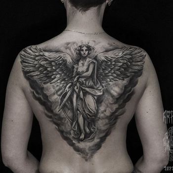 Татуировка женская Black&Grey на спине ангел