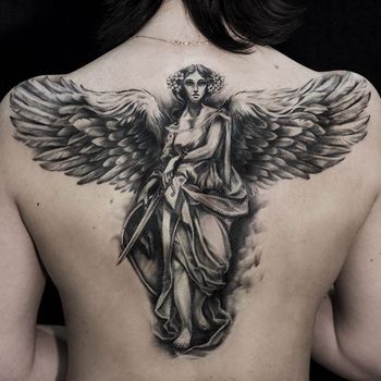 Татуировка женская Black&Grey на спине богиня Ника