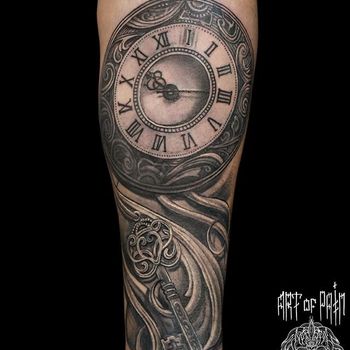 Татуировка мужская Black&Grey на предплечье старинные часы и ключ
