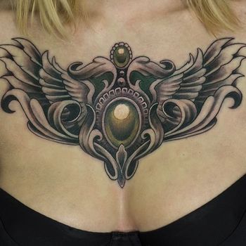Татуировка женская Black&Grey на груди крылья и камень